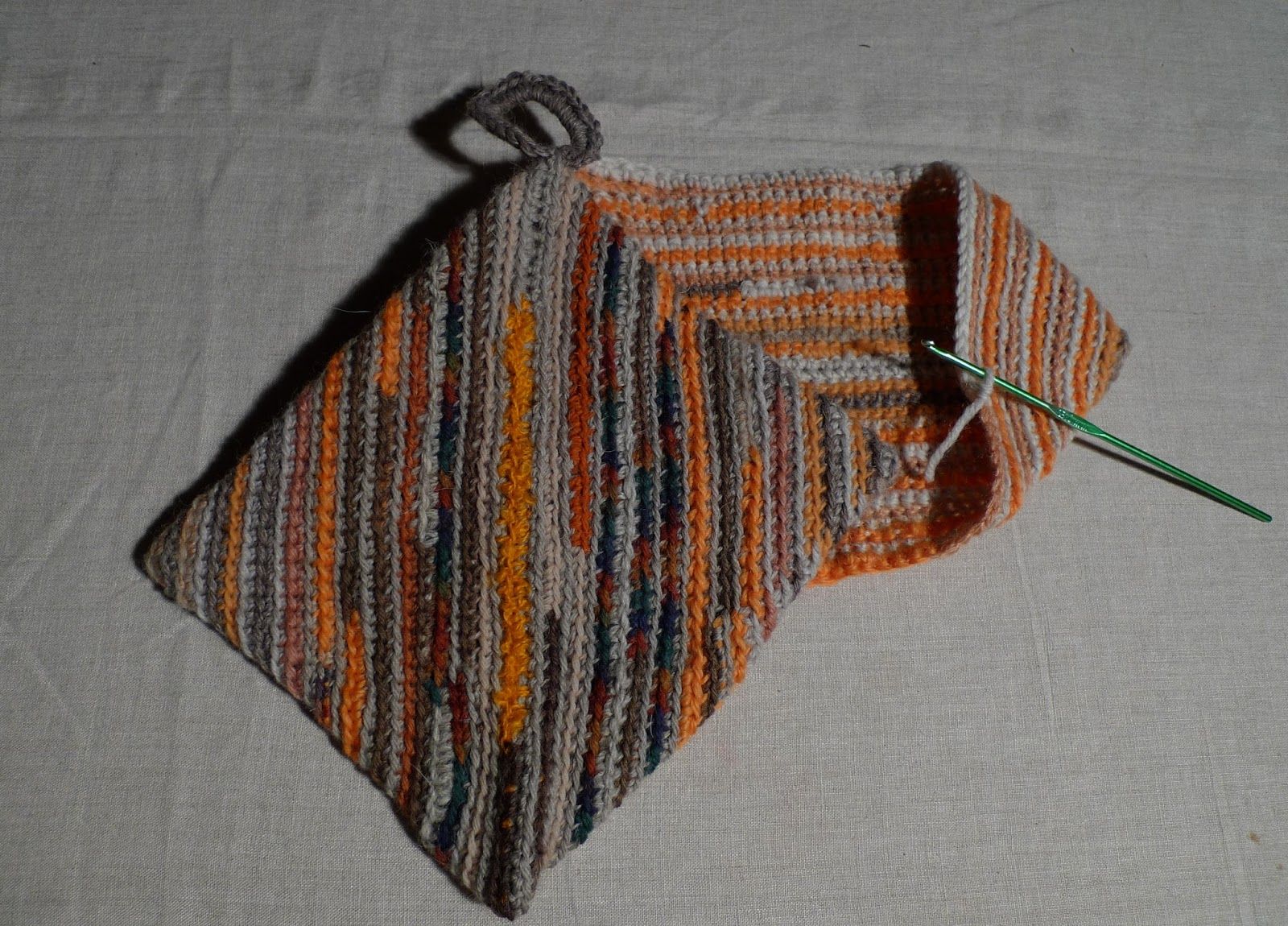 Vuosia sitten ihmettelin kirpparilla kaksinkertaista virkattua patalappua, että miten se on oikein tehty. En kuitenkaan viitsinyt ostaa p... Minimalist Outfit Winter, Pot Holders, Diy And Crafts, Knitted Scarf, Scrap, Yarn, Knitting, Accessories, Crocheting