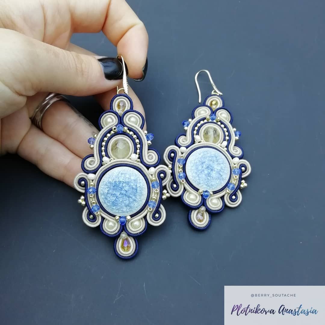 Готовые серьги) Крючки позолоченные, антиалергенные. 2250 руб. #серьги #сутажныесерьги #сутаж #винтаж #винтажныесерьги #soutache… Soutache Necklace, Tassel Earrings, Jewelry Earrings, Drop Earrings, Beaded Embroidery, Boho Jewelry, Brooch, Jewels, Beads