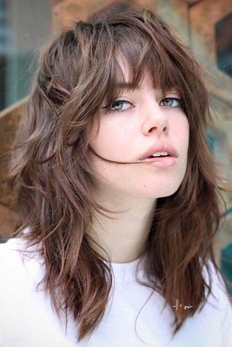 La coiffure "shag", la nouvelle tendance capillaire à adopter Medium Shag Haircuts, Fringe Hairstyles, Hairstyles With Bangs, Cool Hairstyles, Shaggy Haircuts, Haircut Medium, The Shag Haircut, Medium Short Hairstyles, Shaggy Medium Hair