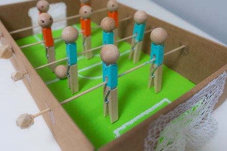 DIY : fabriquer un mini baby-foot en carton pour enfants - A la Mano