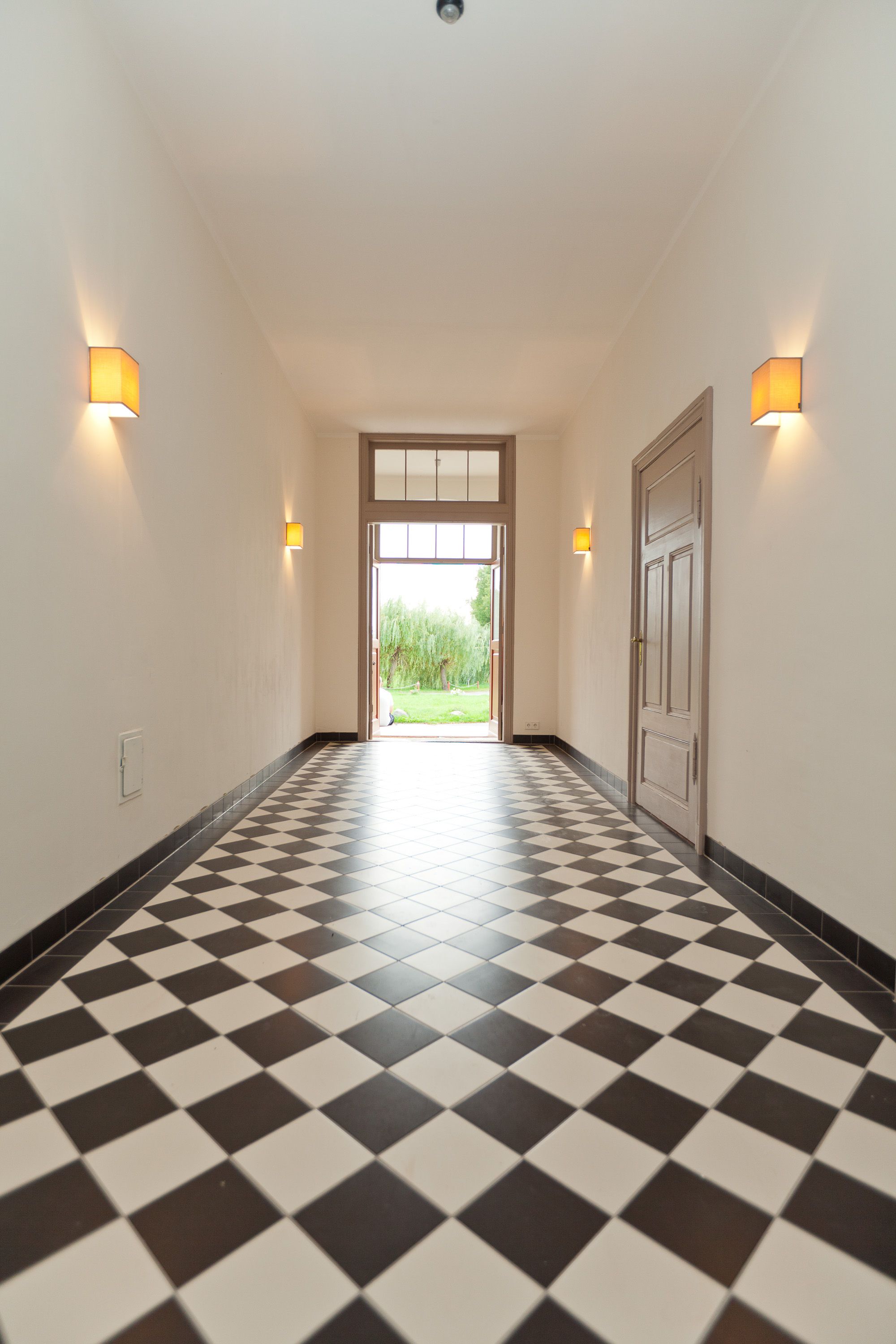 Herzlich Willkommen im Gutshaus Lexow. Wir haben ein Café, ein Restaurant, Zimmer und Apartments