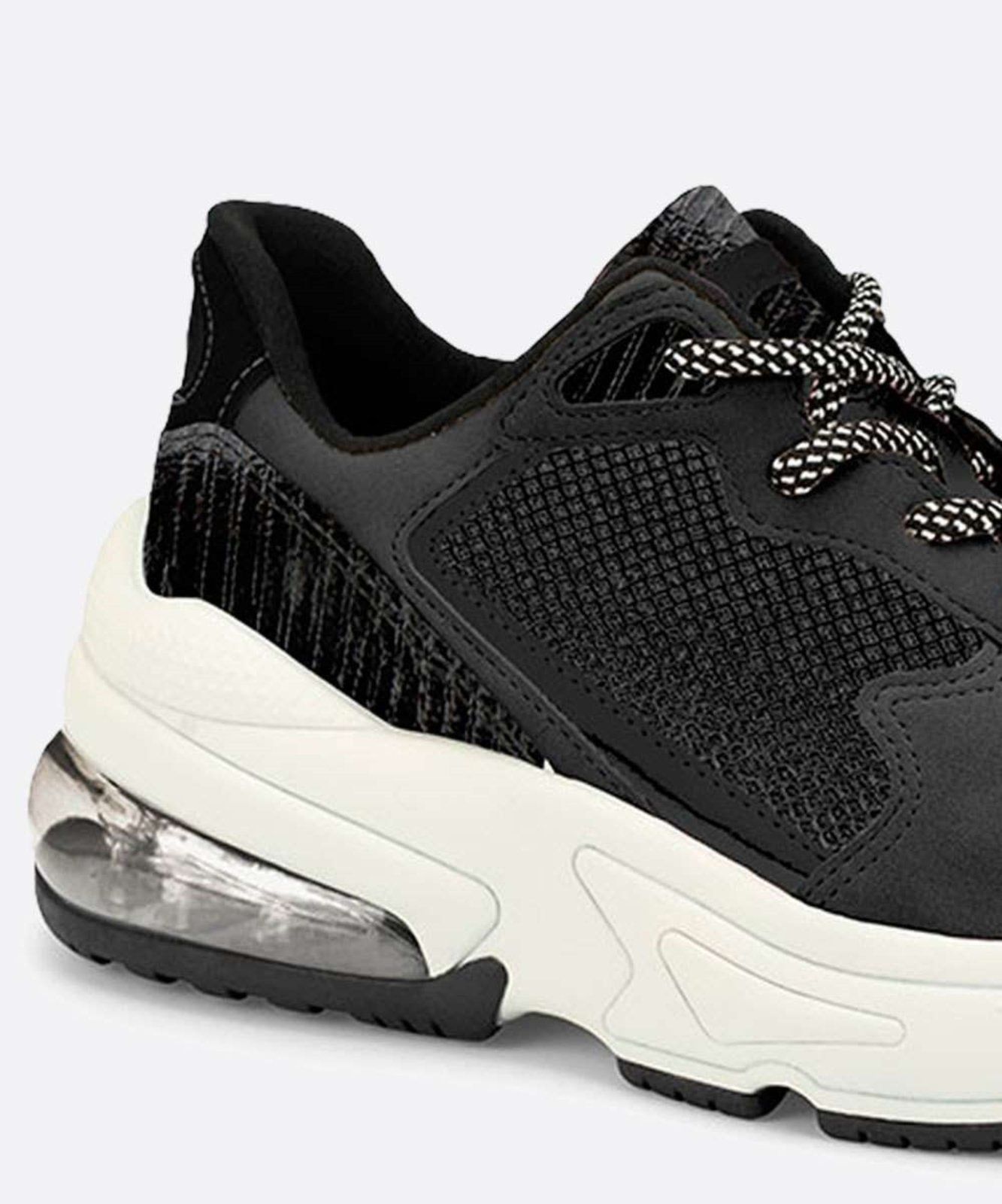 Tênis Feminino Chunky Sneaker Dakota Tênis feminino, modelo chunky sneaker, confeccionado em material sintético com recortes em tecido, solado grosso e fechamento por cadarço. Possui palmilha com alta absorção de impacto e umidade, solado flexível com gel, emborrachado com frisos antiderrapante para garantir maior segurança e conforto ao caminhar. Sneaker:Inspirado nos anos 1990, os Sneakers, são tendência de calçados confortáveis que está dominando as passarelas e o street style,com modelagens Jordans Sneakers, Air Max Sneakers, Air Jordans, Nike Air Max, Air Jordan Sneaker, Shoes, Products, Fashion, Young Women