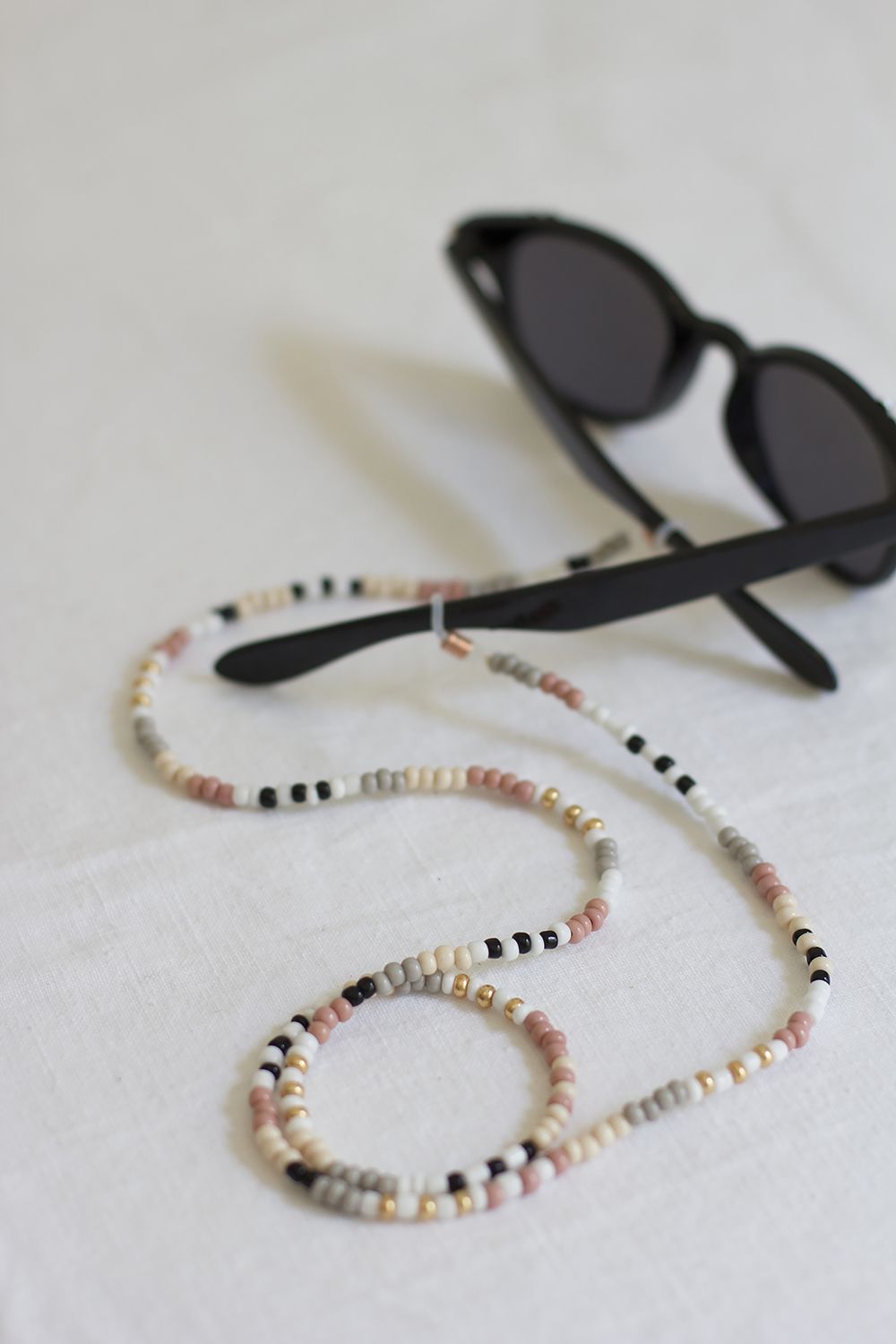 DIY: Brillenband aus Perlen - we love handmade
