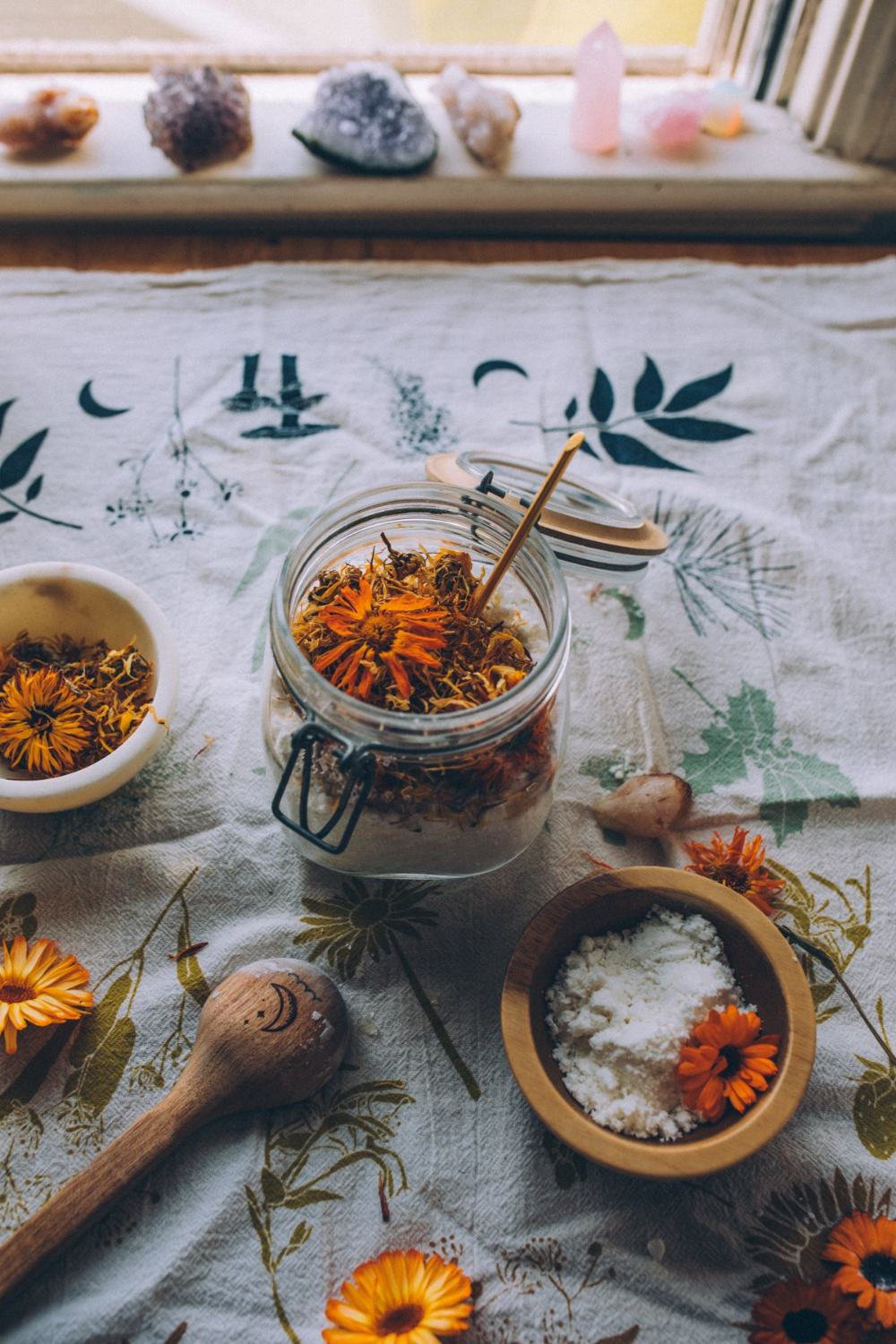 This calendula and coconut milk bath soak is wonderful for nourishing and re-hydrating skin. Your bath will be silky smooth and your skin will feel so replenished! Moon Milk Recipe, Milk Bath Recipe, Bath Salts Recipe, Bath Recipes, Milk Recipes, Homemade Lotion Bars, Coconut Milk Bath, Diy Bath Products, Herbalism