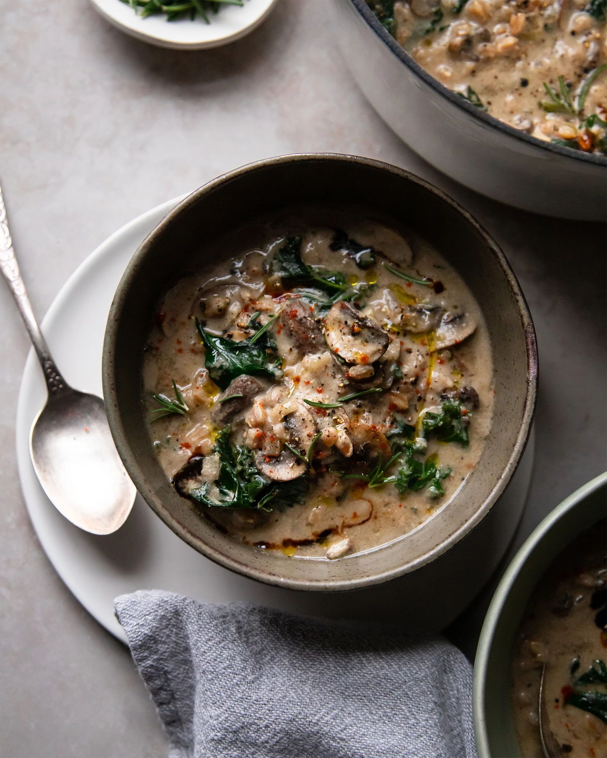 Creamy vegan mushroom stew with farro is a super hearty meal. Roughly 10 ingredients and it comes together simply in under an hour with pre-cooked farro. Flavoured with garlic, balsamic vinegar, and rosemary, this healthy vegan stew will satisfy all kinds of palettes. Vegan Soup Recipes, Vegan Soups, Stew Recipes, Vegan Stew, Hearty Stews, Soups And Stews, Weeknight Meals, Healthy Food Blogs, Ideas