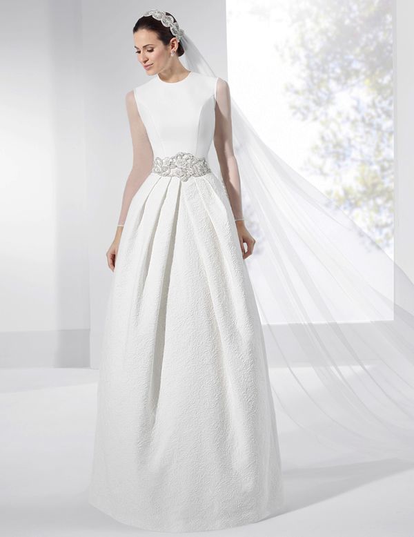 vestidos de novia con falda amplia y mangas de seda natural. | boda