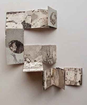 CAFÔFU - ATELIÊ DE ARTE: AÍ, O QUE TEM DE BOM? - MINI BOOKS Inspirações coletadas da internet relacionadas com MINI BOOKS (variedades em geral no mundo do artesanato) e postadas no meu blog. Quer saber mais do Cafôfu Ateliê de Arte? Você também nos encontra nas redes e mídias sociais: cafofuateliedearte@gmail.com https://www.youtube.com/user/vivilela14 https://www.facebook.com/cafofuateliedearte/ https://www.instagram.com/cafofuatelie/ Up Book, Book Art, Paper Art, Paper Crafts, Cut Paper, Concertina Book, Libros Pop-up, Handmade Books, Handmade Notebook