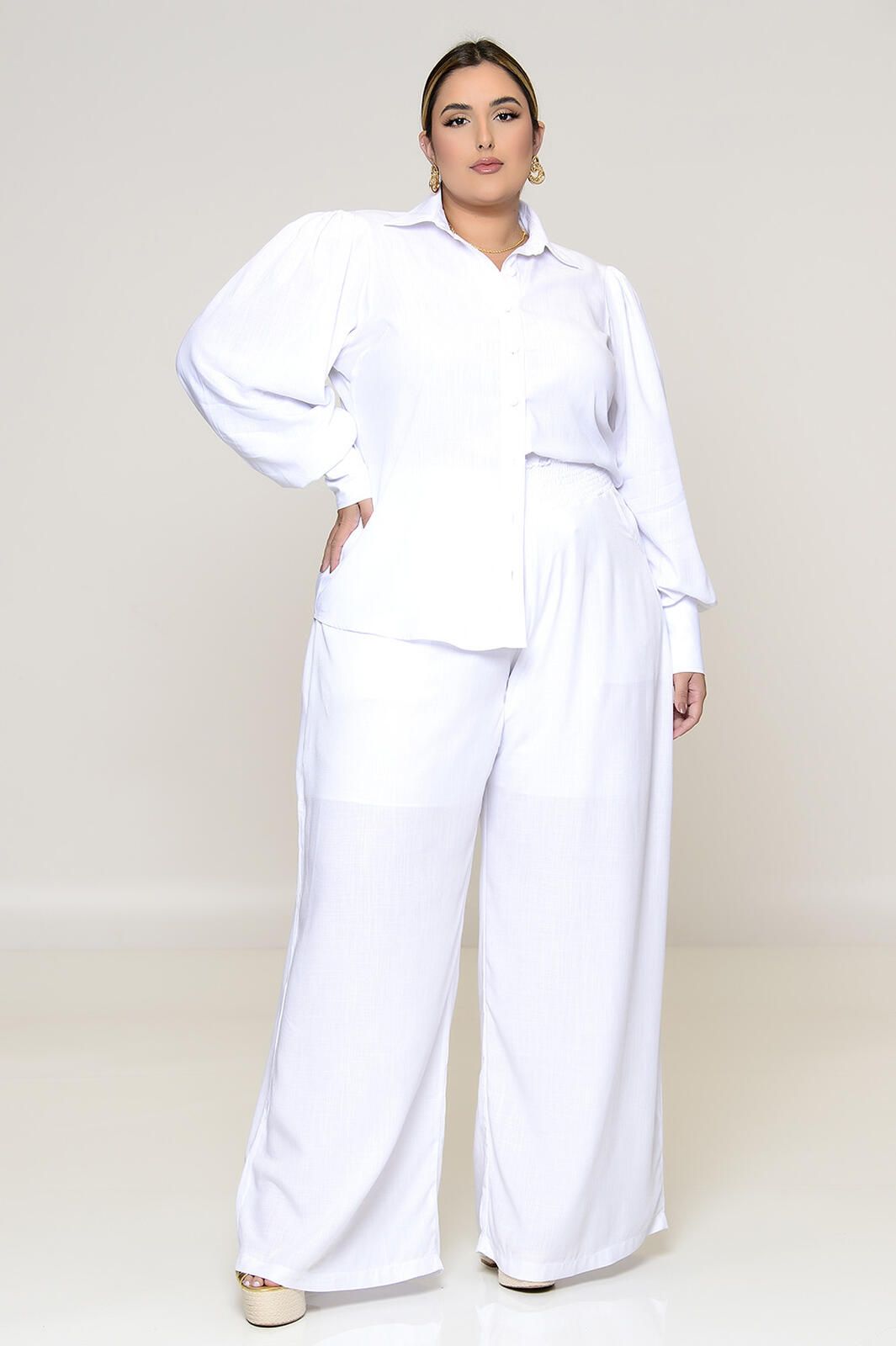 Camisa Plus Size Mangas Longas Bufantes Branco, confeccionado em viscose de qualidade premium, possui toque macio e confortável, gola colarinho, mangas longas bufantes com abotoamento no punho e fechamento frontal por botões encapados.
Composição: 100% viscose
Modelo veste 48 e tem as seguintes medidas: Busto 117cm | Cintura 102cm | Quadril 135cm | Coxa 78cm | Braço 42cm | Altura 1.72 Moda Plus Size, Ideias Fashion, Duster Coat, Jumpsuit, Jackets, Dresses, Products, White Jersey, Plus Size Girls