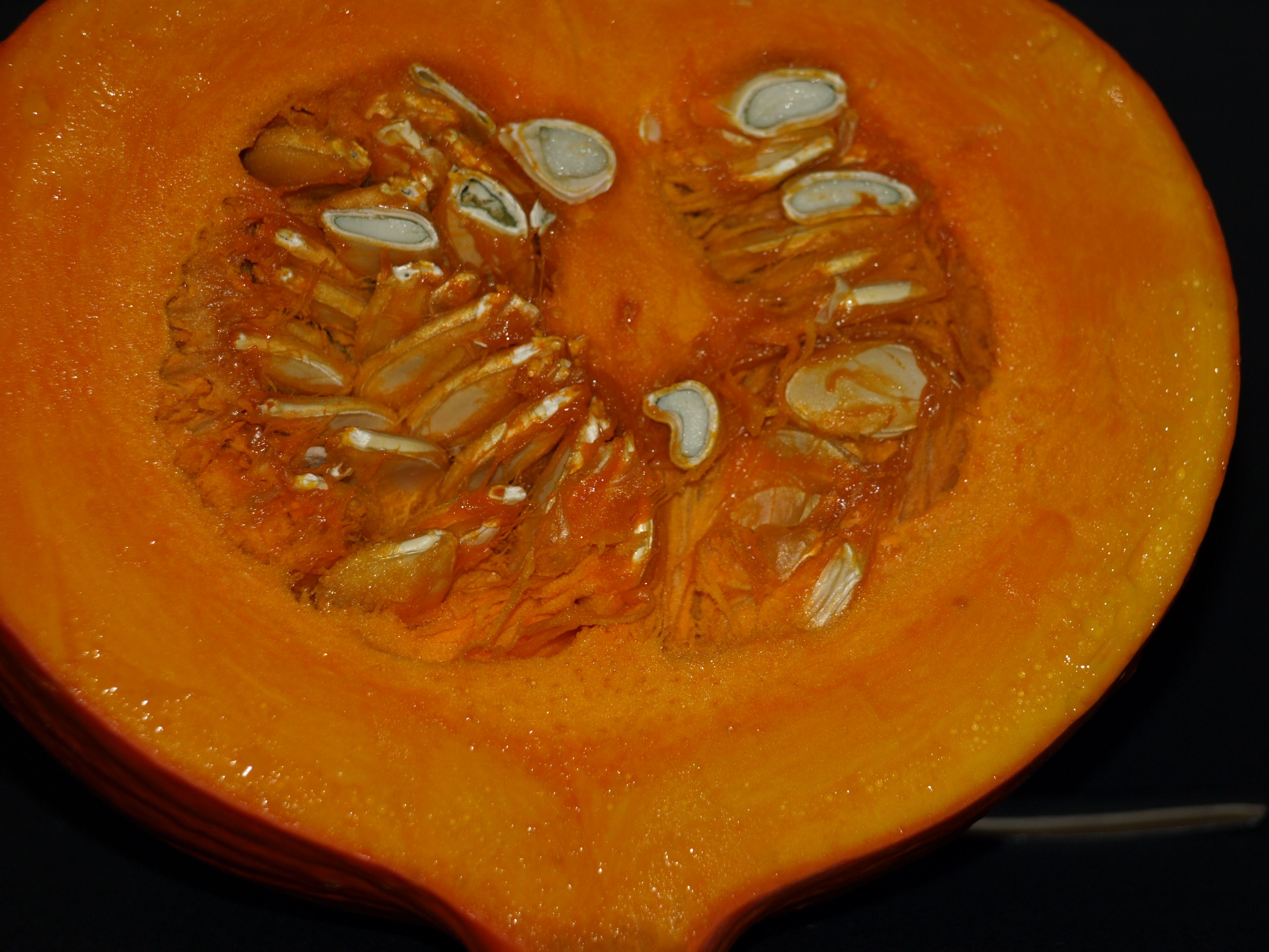 Herfsttijd is pompoenentijd. Iedere herfst verheug ik mij weer op de verse pompoenen. Met pompoen kunt u heerlijke en gezonde gerechten maken. Mijn favoriete recept is pompoensoep, gemaakt van een Hokkaido-pompoen. Thai Red Curry, Chips, Snacks, Fruit, Ethnic Recipes, Jam, Desserts, Food, Crafts