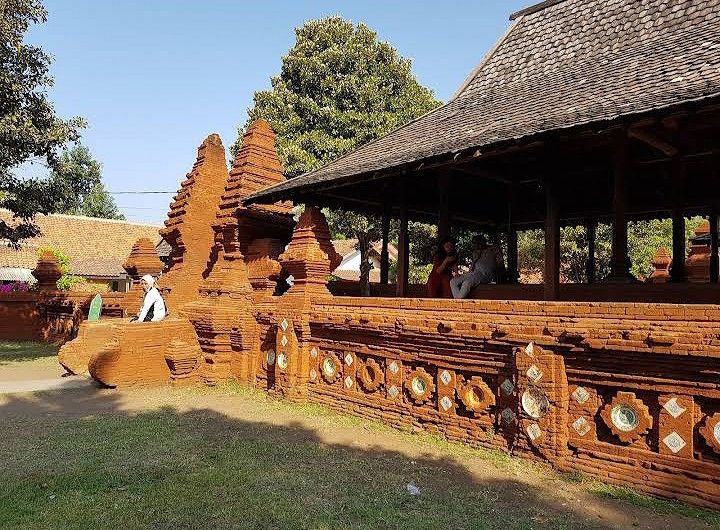 Masuk lebih ke dalam kompleks keraton, pengunjung akan disambut gapura bergaya Majapahit. Kata Gapura diambil dari bahasa arab, yaitu Al Ghafur yang memiliki makna maha pengampun. Cirebon, Architecture Design, Sketch, Cabin, House Styles, Home Decor, Sketch Drawing, Architecture Layout, Decoration Home