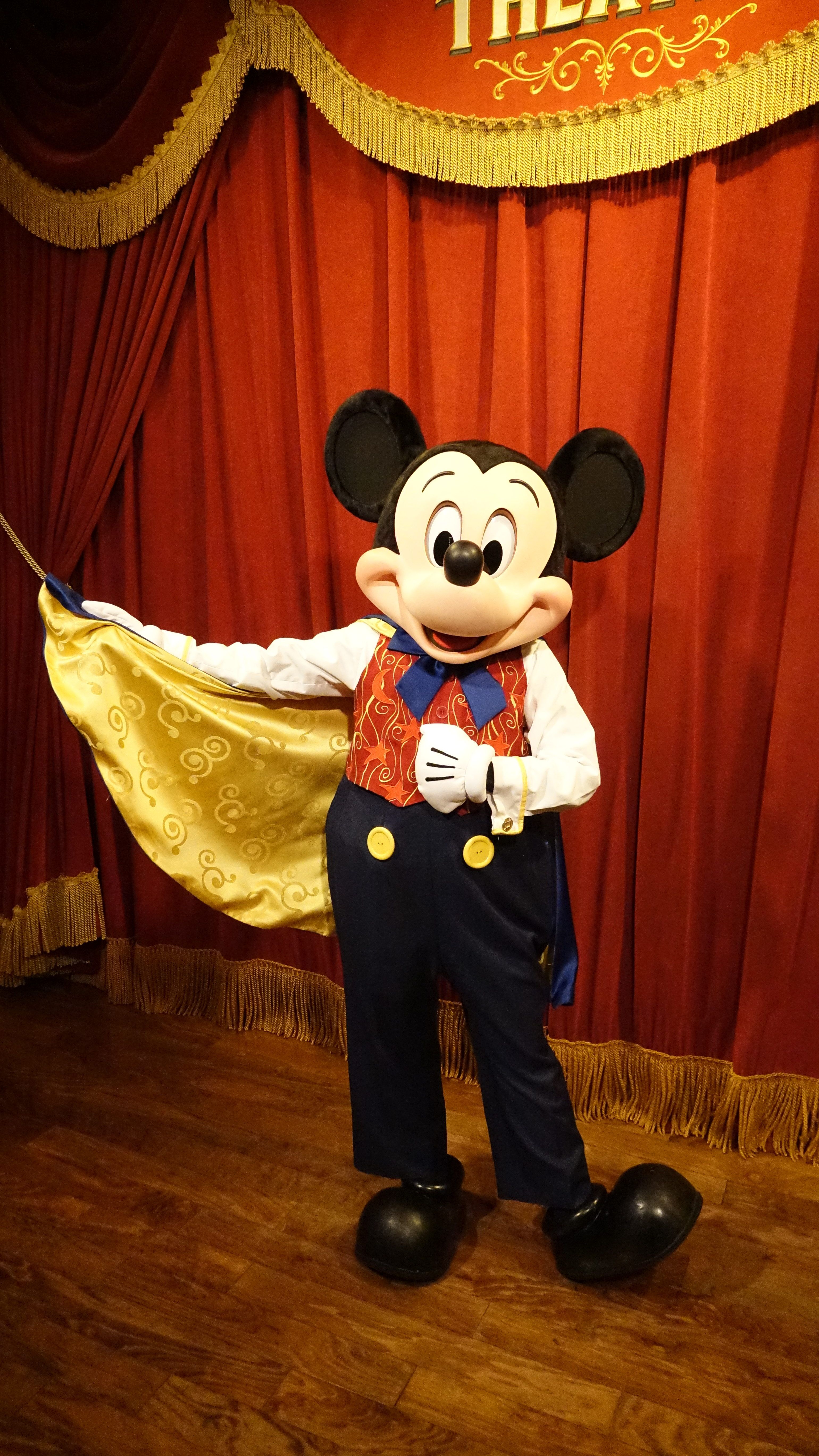 Mickey Mouse Updates His Look At Magic Kingdom (2) Mickey Mouse Updates His Look At Magic Kingdom (2)