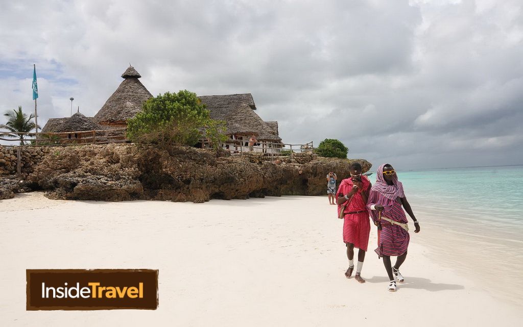 Africa trebuie traita. Credem ca o stim din filme, carti, documentare si imagini, bloguri, facebook si comentarii (ca acesta)… Fiecare trebuie sa se cunoasca, si sa o descopere pentru el, acolo! http://www.insidetravel.info.ro/category/alege-destinatia/africa/ Zanzibar, Monument Valley, Louvre, Africa, Facebook, Natural Landmarks, Nature, Travel, Movie
