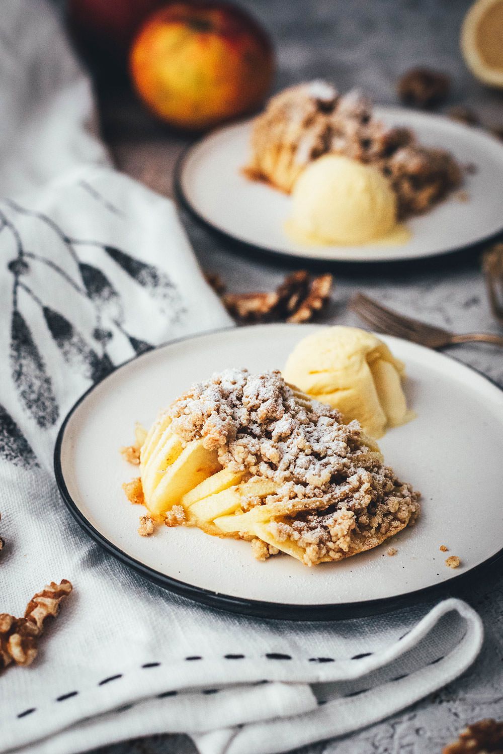 Hasselback bratapfel mit knusperstreuseln – Artofit