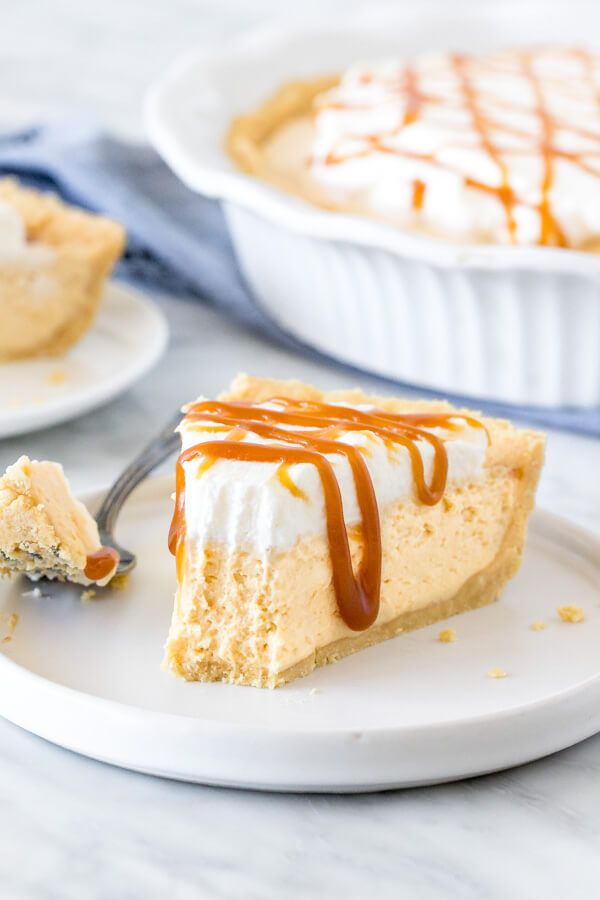 The perfect pie for caramel lovers - this delicious caramel cream pie has a silky, smooth no-bake filling with a crunchy Golden Oreo crust and whipped cream on top. #caramel #pie #nobake #caramelcream #saltedcaramel #easy #pierecipe #recipe from Just So Tasty Salted Caramel Recipes, Baked Caramel, Caramel Fudge, Caramel Cheesecake, Baking Recipes Pie, Fudge Recipes, Cream Pie, Whipped Cream, Delicious Fudge Recipe