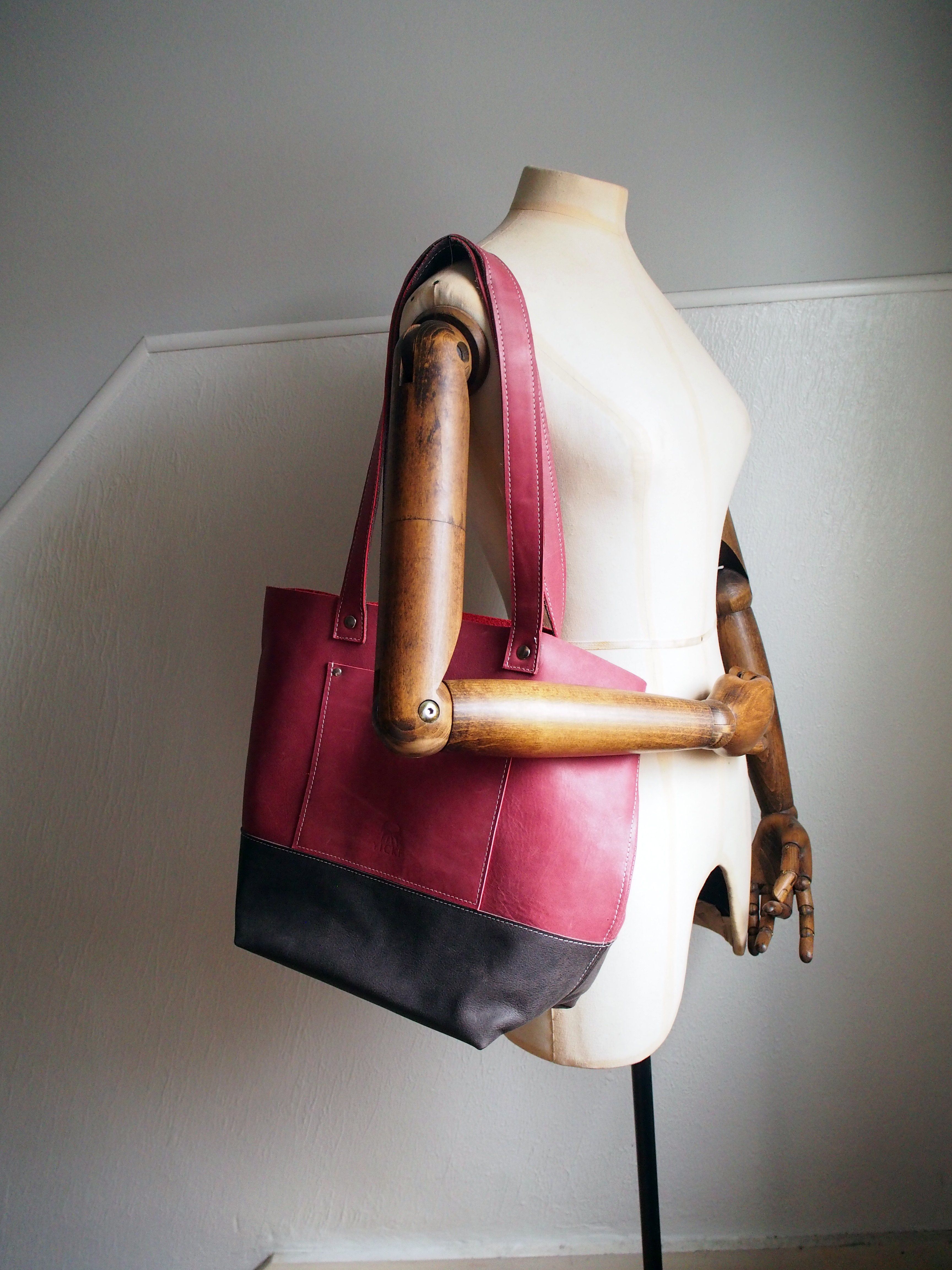 Een stoere wijnrode leren shopper met dubbel leren hengsels en een donker grijze bodem. De tas heeft een grote leren zak aan de voorzijde en een keycord zodat je je sleutels nooit meer kwijt bent. De leren tas is gemaakt van stevig wijnrood en donkergrijs leer. Inclusief een leren sleutelkoord en een grote zak aan de buitenzijde van de tas. Informatie: Afmeting: 26 cm (W/Bottom) or 41 cm (W/Top) x 32 cm (H) x 15 cm (D) Hengsels: 54 cm Strap drop: 23 cm Formaat zak: 16 x 19 cm (H x B) English Len 5 W, Bag Accessories, Hobo, Clutch, Bags, Products, Fashion, Handbags, Moda