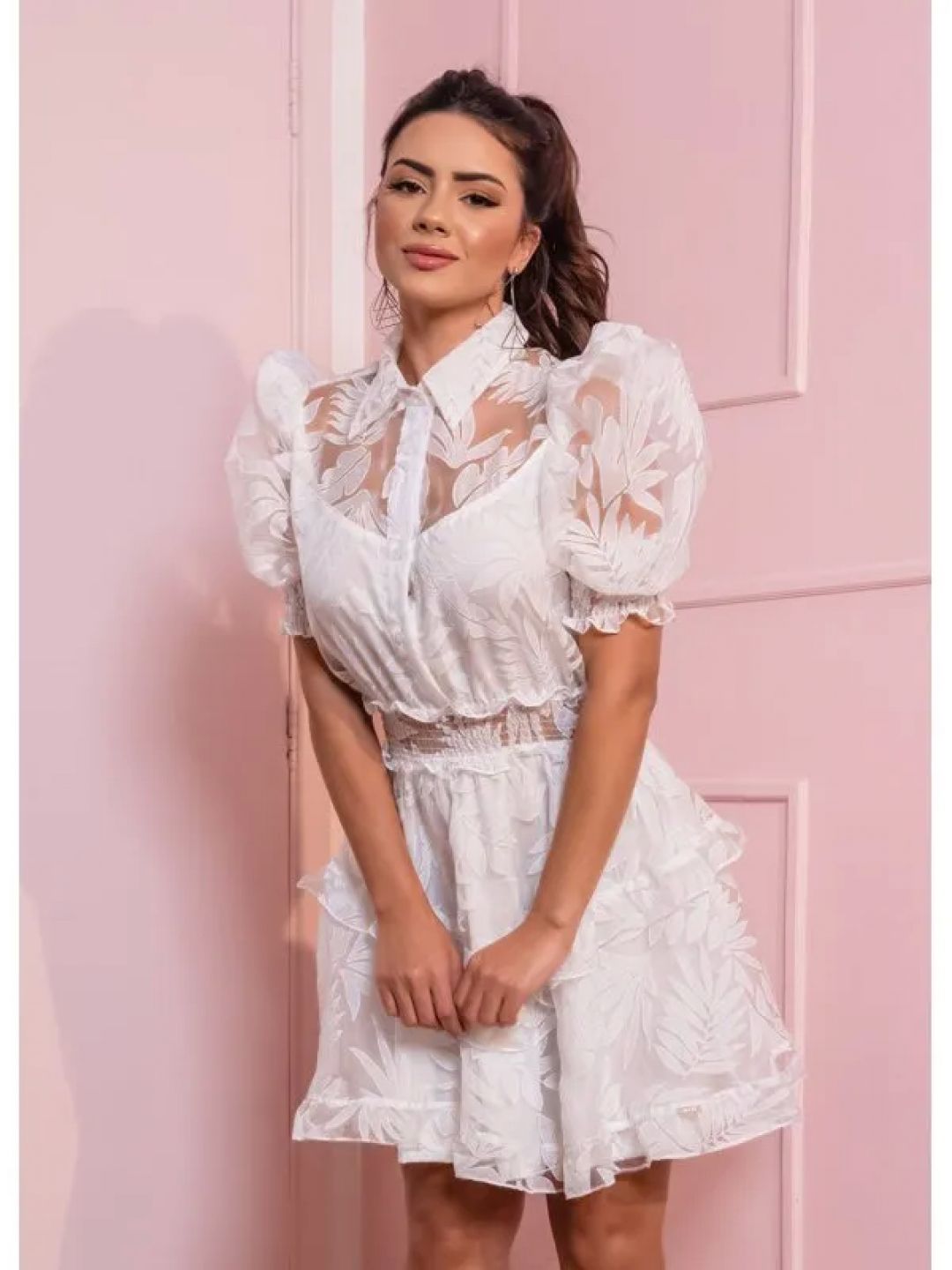 Vestido rodado Tunísia com estrutura no ombro e lastex na cintura Frente com gola social e botões feitos com pedra branca, manga bufante com talhe em elástico na barra. Sem bojo e com forro interno na altura do busto Tecido: 100% Poliester Composição: 85% Algodão 15% poliamida Tamanho P: Busto 90cm | Cintura 69cm | Quadril 102 | Coxa 56 | Ombro 40 Tamanho M: Busto 94cm | CIntura: 73 | Quadril 106 | Coxa 58cm | Ombro 41 Tamanho G: Busto 98cm | CIntura 77cm | Quadril 110 | Coxa 60cm | Ombro 42cm Vestidos Off White, Ideias Fashion, Cocktail Dress, Formal Dresses, Fitness, Products, All Black Outfit, Black Top Outfits, White Dress