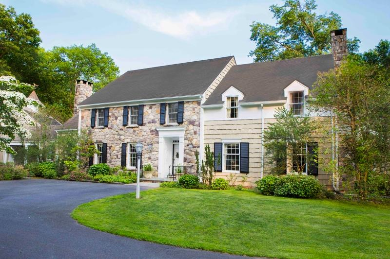 Photo 4 Of 45 33 Fox Hunt Road New Vernon Nj House Exterior Patio Pond Garage Exterior