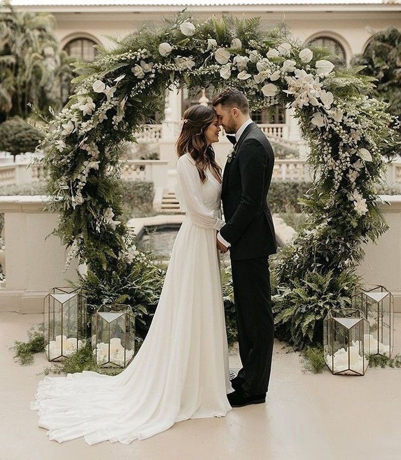 21 Winter Wedding Tips: How to Plan the Ultimate Winter Wedding - hitched.co.uk Winter Wedding Arch, Winter Wedding Receptions, Winter Wedding Colors, Winter Wedding Decorations, Winter Wonderland Wedding, Winter Wedding Inspiration, Fall Wedding, Holiday Wedding, Winter Ceremony