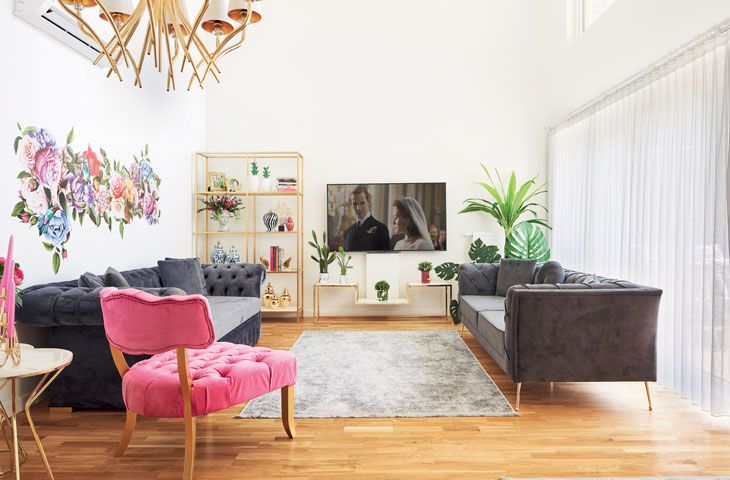 Tıpkı sahipleri gibi pozitif enerjisi oldukça yüksek bir evdeyiz. Renklerin pozitifliği, mimarinin gücü ile birleşerek daha ferah bir his sağlıyor. Cam, Decoration, Home Decor, Decor, Decoration Home, Room Decor, Decorations, Decorating, Home Interior Design