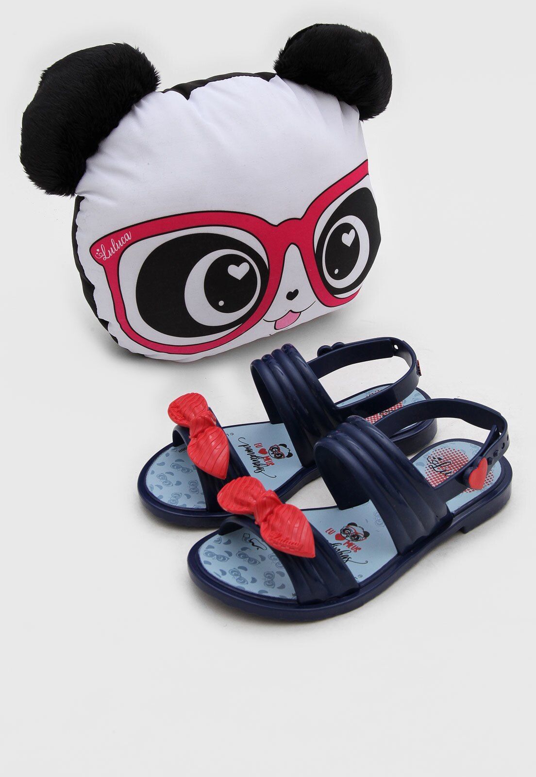 Sandália Grendene Kids Infantil Luluca Panda Love Azul-MarinhoA Grendene Kids oferece produtos de alta qualidade, design moderno, durabilidade e conforto.Acompanha brinde: almofada decorativa. De acordo com o fabricante, o brinde pode apresentar variação de cores e modelos Teva, Paula, Sandals, Design, Fashion, School Accessories, Navy Blue Color, Kawaii Outfit, Baby Accessories