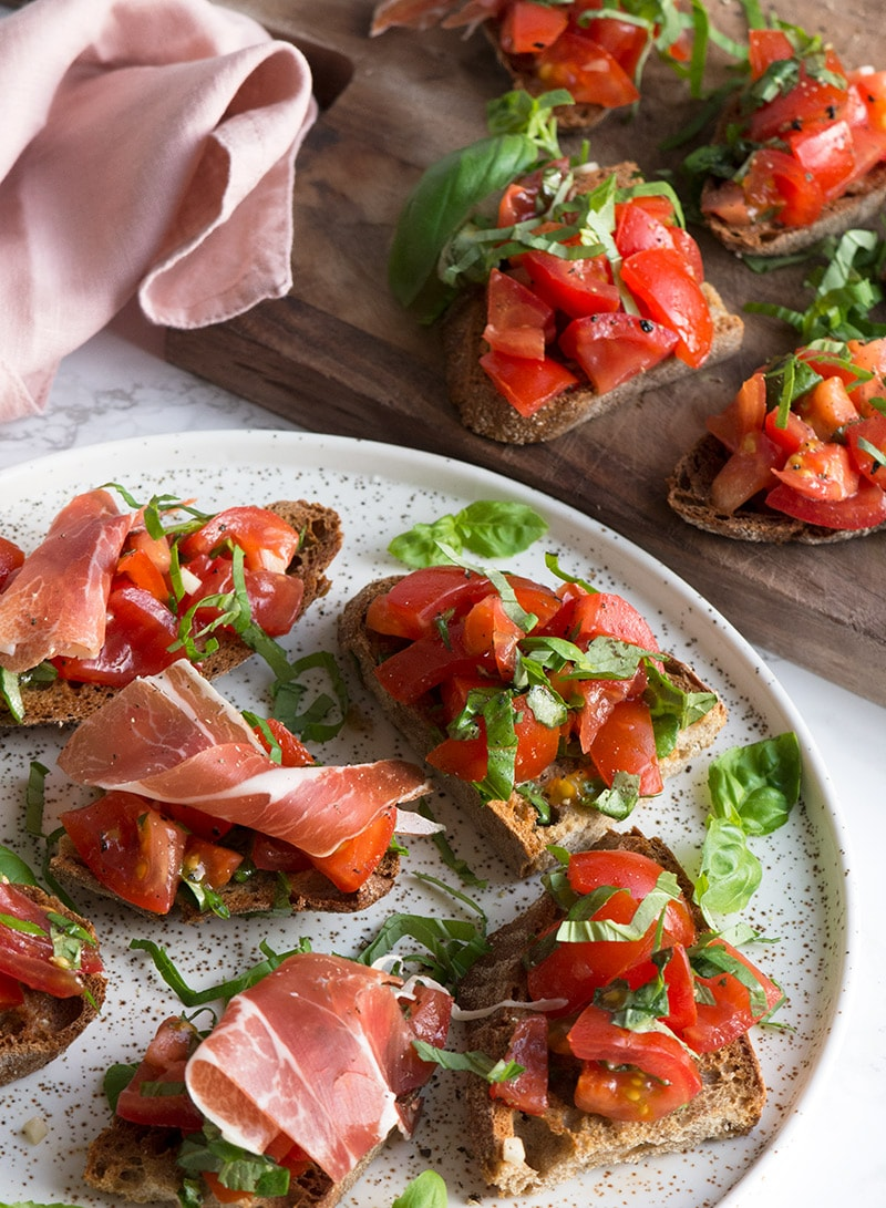 Bruschetta med tomat - få en velsmagende og nem opskrift her #tapasideer