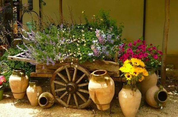 A Beleza Das Flores Carriolas No Jardim Rustic Garden Decor Country Gardens Rustic Garden Decor, Garden Decor Accents