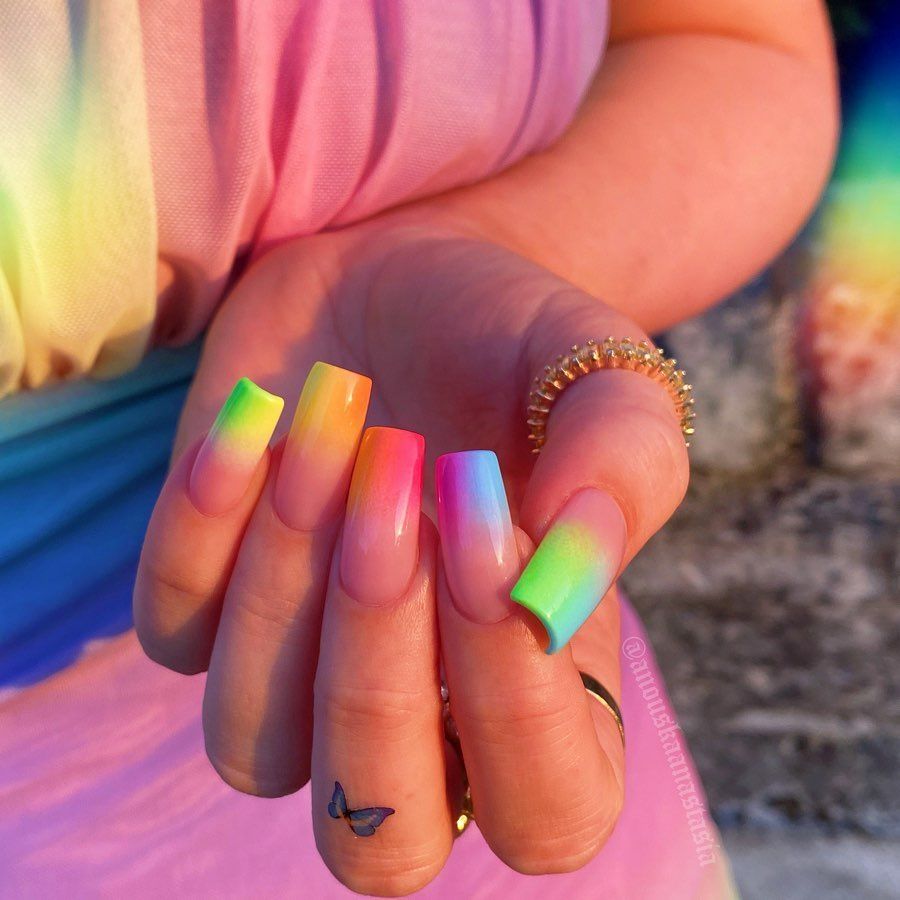 Woops It S Already 5pm I Ve Been Staring At My Daisy Nails All Day At Work Nails In 2020 Daisy Nails Minimalist Nails Pretty Acrylic Nails