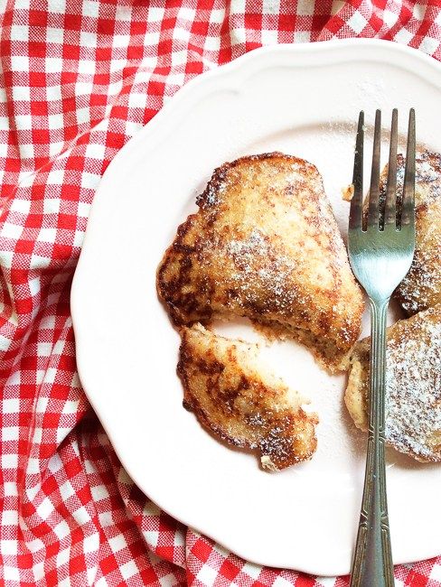Bezglutenowe racuchy migdałowe z malinami - erVegan French Toast, Meat, Breakfast, Food, Morning Coffee, Essen, Meals, Yemek, Eten