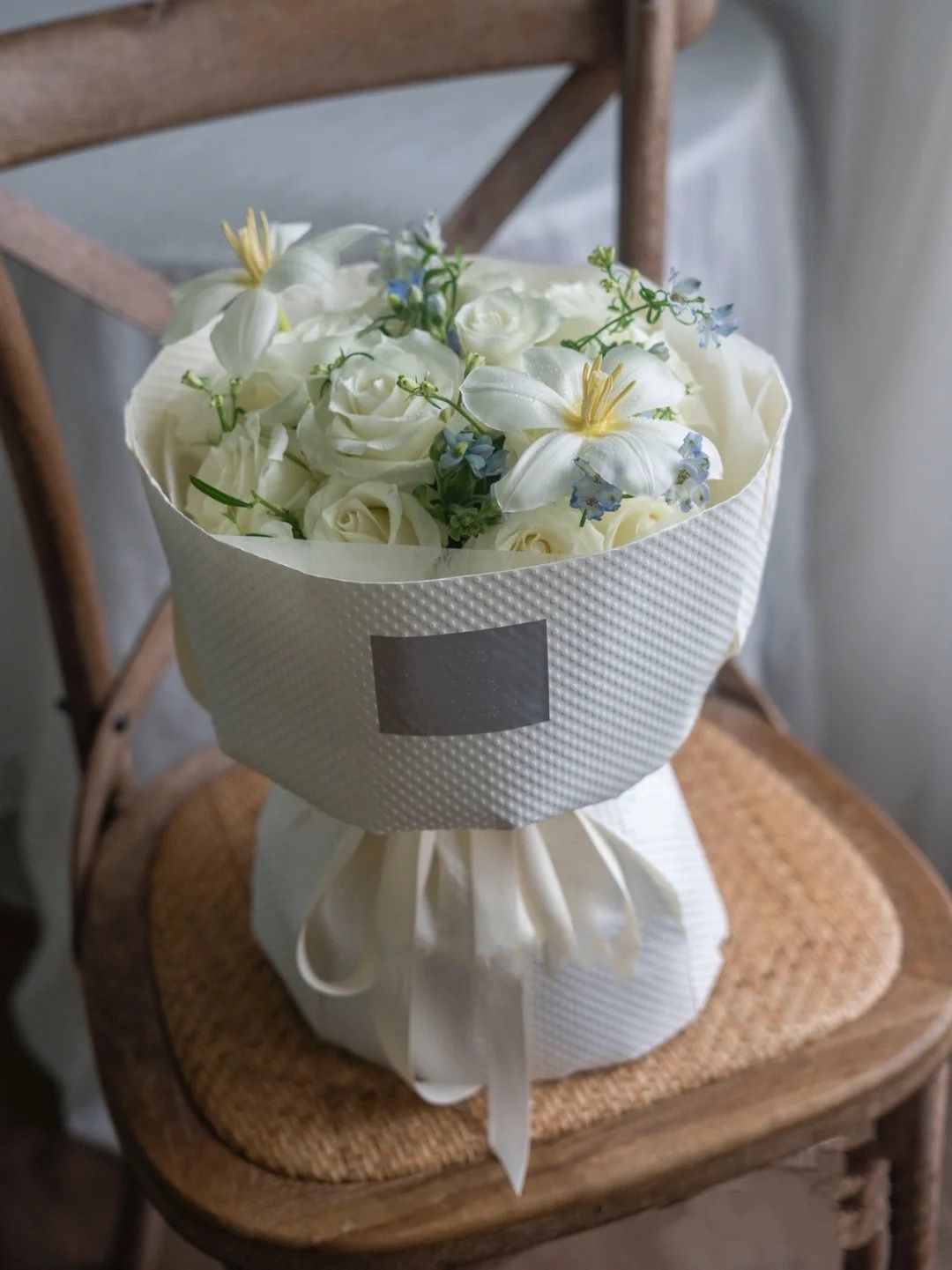 Welcome to our FB group for flower wrapping tutorials everyday! 😘😘😘 Send direct message to us for invitation! All packaging can be find in our website: www.bbj-wraps.com Explore it if you like it! Wholesale order will get exclusive discount~ ❤️ Roses Bouquet Gift, Flower Bouquet Diy, Round Bouquet, Ikebana Flower Arrangement, Beautiful Flower Arrangements, Beautiful Flowers, How To Wrap Flowers, Bunch Of Flowers, Dried Flowers