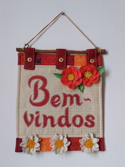 Lindo panô de Boas -vindas feito em patchwork e quilt . Tecido algodão 100%. Pronto para pendurar, varão de pau de canela. Decorado com flores de feltro. Várias cores a escolher, pode enviar sua frase. Letras em aplique Envie uma mensagem para saber mais detalhes sobre o produto Veja mais prod... Burlap Bag, Coins, Coin Purse, Reusable Tote Bags, Purses, Wallet, Wreaths, Canela, Ribbons