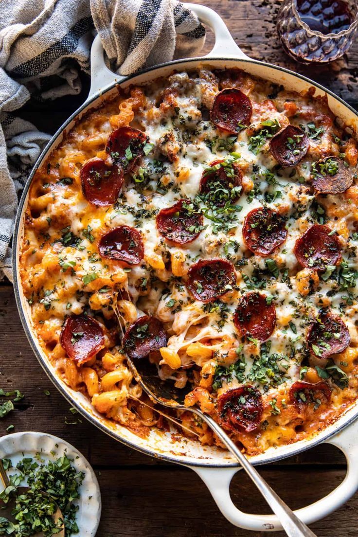 One Pot Spicy Alla Vodka Pizza Pasta - a great easy pasta dish to serve any night of the week. It’s delicious and looks pretty on any table…not to mention everyone LOVES a GOOD pizza and baked pasta. It’s is the best of both worlds! Half Baked Harvest Recipes, Cooking Recipes, Healthy Recipes, One Pot Recipes, Sexy Recipes, Spicy Dinner Recipes, One Pot Pasta, Alla Vodka, Yummy Dinners