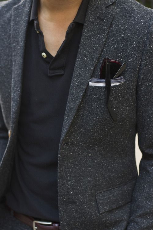 Lenço e textura compensando o look quase monocromático Col roulé porté avec une veste en tweed #look #mode #homme