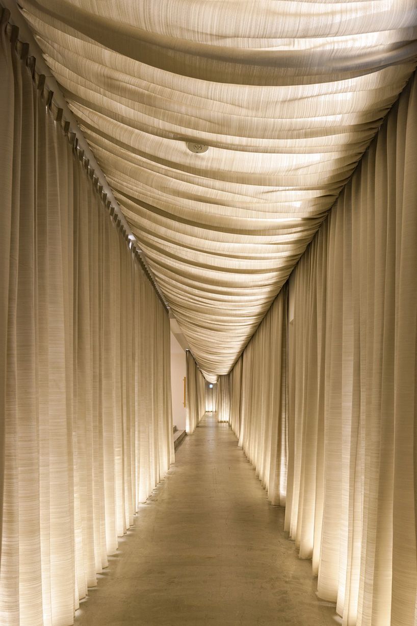 kengo kuma transforms japanese nursing home into the WE hotel toya using fabric and wood Lounge Design, Design Room, Salon Design, Design Design, Fabric Design, Hotel Lobby Design, Kengo Kuma Interior, Interior Spaces, Interior Architecture