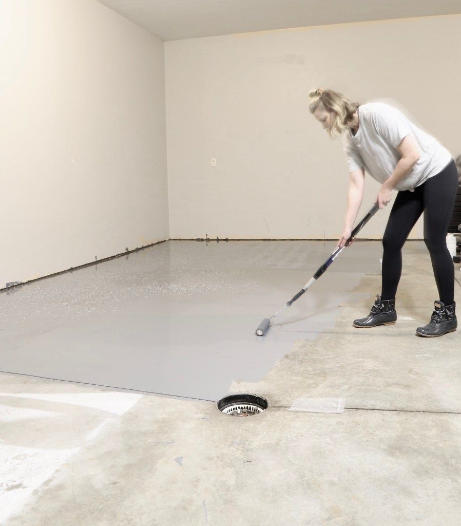 PAINTING YOUR GARAGE FLOORS – DO’S AND DONT’S! Home Gym Garage, Garage Office, Garage Kits, Garage Ideas, Garage Floors Diy, Garage Floor Paint, Clean Concrete, Concrete Floor, Epoxy Floor