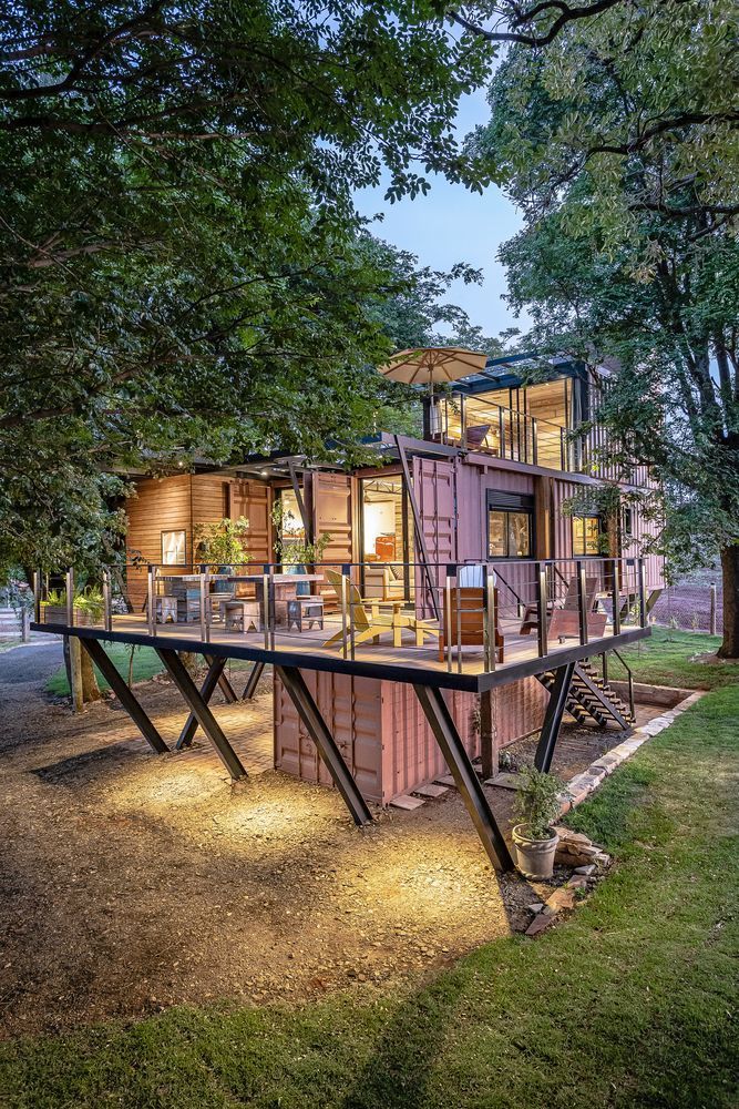 Dieses Containerhaus entschied sich für ein Innendesign aus recyceltem Holz ...