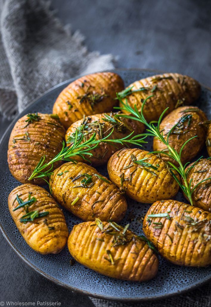 rosemary-garlic-mini-hasselback-potatoes-vegan-christmas-dinner-side-dish-easy Christmas Dinner Side Dishes, Vegan Christmas Dinner, Christmas Cooking, Holiday Dinner, Christmas Time, Christmas Parties, Christmas Desserts, Christmas Treats, Christmas Dinners