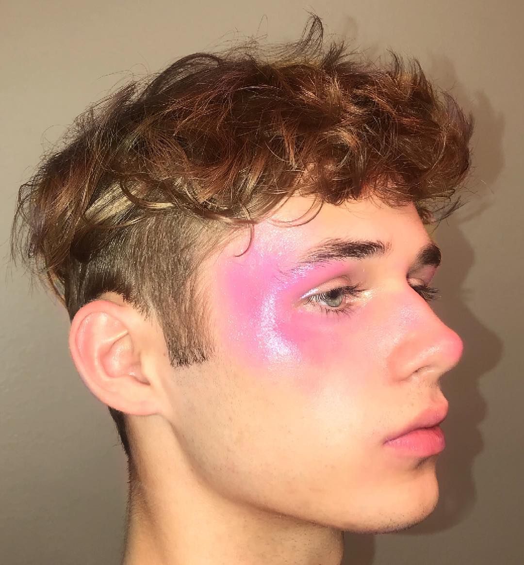 La Imagen Puede Contener 1 Persona Primer Plano Male Makeup Mens Hairstyles Thick Hair Editorial Makeup