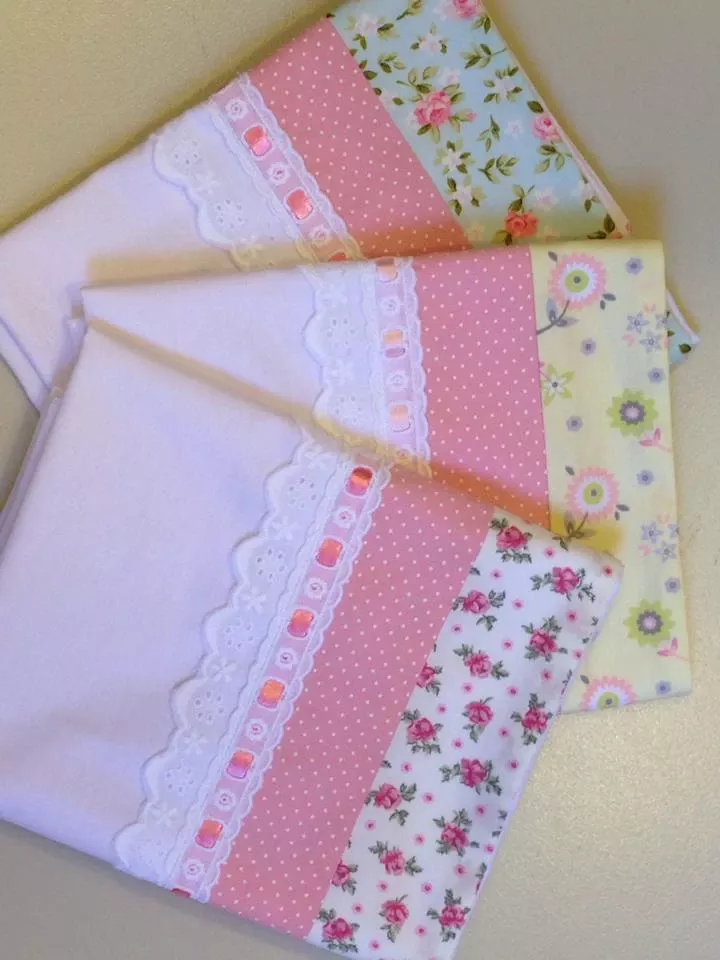 Atelie Claudia Santos costura customizada, personalizada, decoração, linha bebe, enxoval, tecidos, pronta-entrega. Crochet Baby Clothes Boy, Crochet Baby Boy, Baby Sewing, Patchwork Quilts, Baby Quilts, Diy Craft Kits, Diy Crafts, Applique Designs, Embroidery Designs