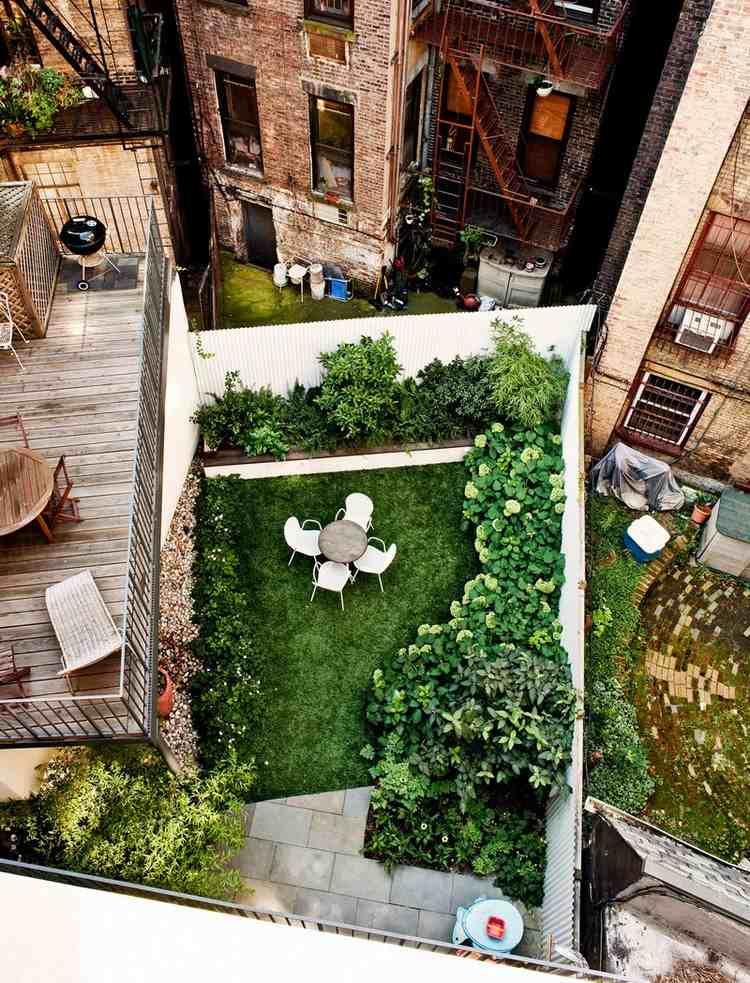 terrasse de jardin en ville, gazon, dalles de pierre et végétation copieuse Design Jardin, Garden Design, Design Patio, Rooftop Design, Terrace Design, Garden Layout, House Design, Outdoor Spaces, Outdoor Living