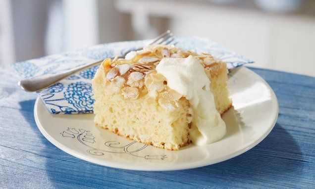 Buttermilchkuchen mit Mandelblättchen | Rezept | Kuchen rezepte einfach ...