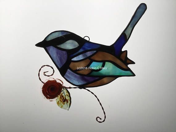 Prachtige Fairywren Suncatcher in gekleurd glas Stained Glass Birds, Stained Glass Projects, Stained Glass Patterns, Fused Glass, Art Stained, Tiffany, Glass Animals, Pattern Books, Mosaic Glass