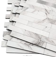 29,2 x 29,8 cm. . Er du lei av flisene på kjøkkenveggen? Eller kanskje på badet? Premium selvklebende veggfliser kan forvandle et rom på minutter! Slipp unna alle kostnadene som kommer med vanlig flislegging som håndverker, fjerning av gamle fliser, spesialverktøy og fug. Du sparer både tid og penger med selvklebende veggfliser. Flisene monteres direkte på din eksisterende vegg, og er perfekt som sprutvegg og ellers på kjøkken, bad, vaskerom Siena, Design, Marble