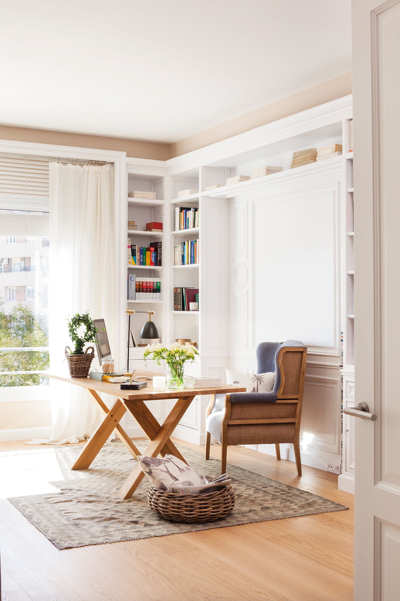 00458534b. Despacho con mesa, butaca y librería tipo boiserie_00458534b Small Home Office Desk, Modern Office Decor, Home Office Design, Home Office Furniture, Home Office Decor, Home Decor, Office Space, Office Layout Ideas, Desk Ideas
