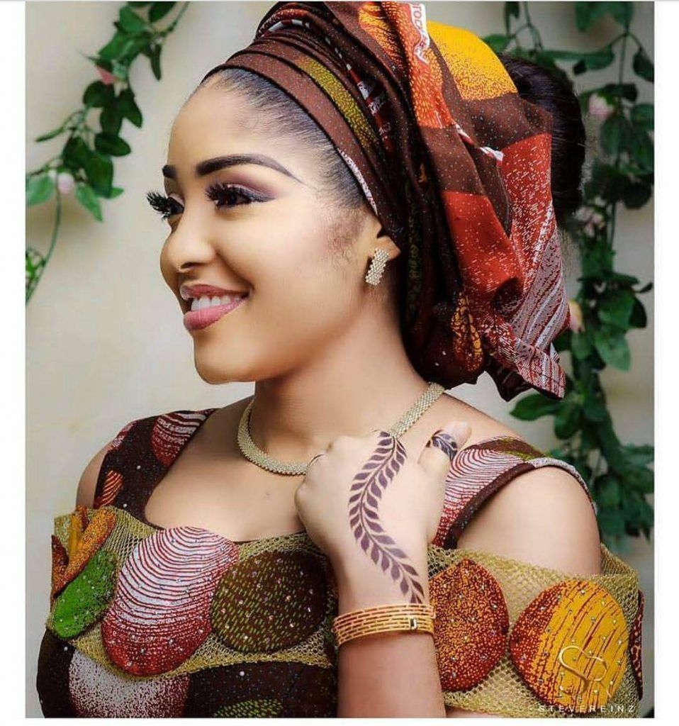 The way the Hausas spice up their Ankara outfits in a sophisticated way cannot be overlooked! They always make Ankara worth wearing for any occasion and event. The fun part of their fashion look is that they always complete and compliment their looks with matching Ankara scarves - the way they... African Wear Dresses, African Fashion Ankara, African Fashion Modern, Latest African Fashion Dresses, African Print Fashion, African Attire, African Style, Nigerian Fashion, African Clothes
