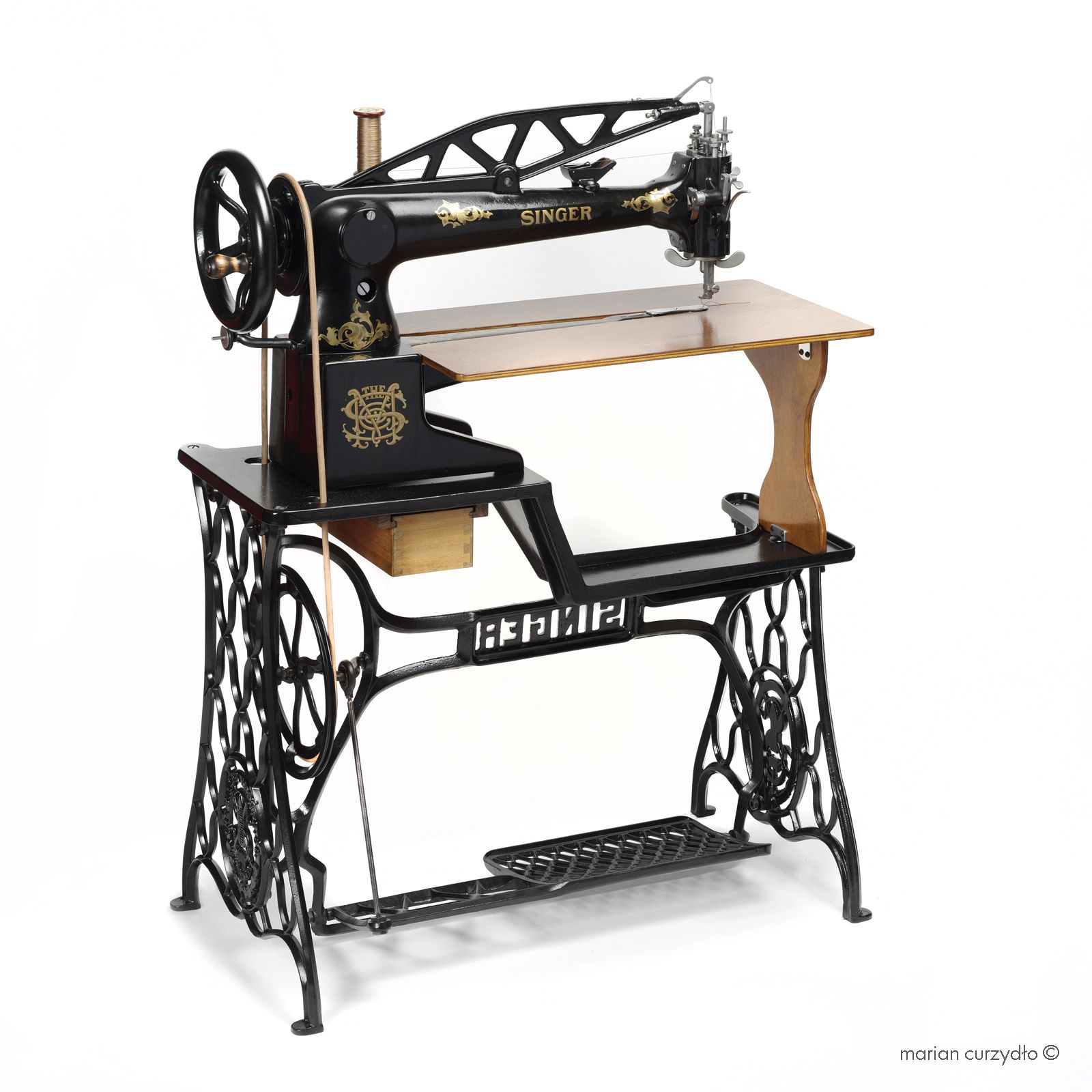 Pin By Suleyman Tamboga On Sewing Sewing Machine Antique Sewing Table Sewing