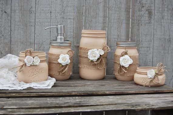 Neutral bathroom decor