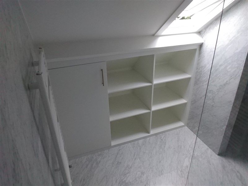 Witte kast, precies op maat gemaakt onder een schuin dak. De ... Witte kast, precies op maat gemaakt onder een schuin dak. De ...