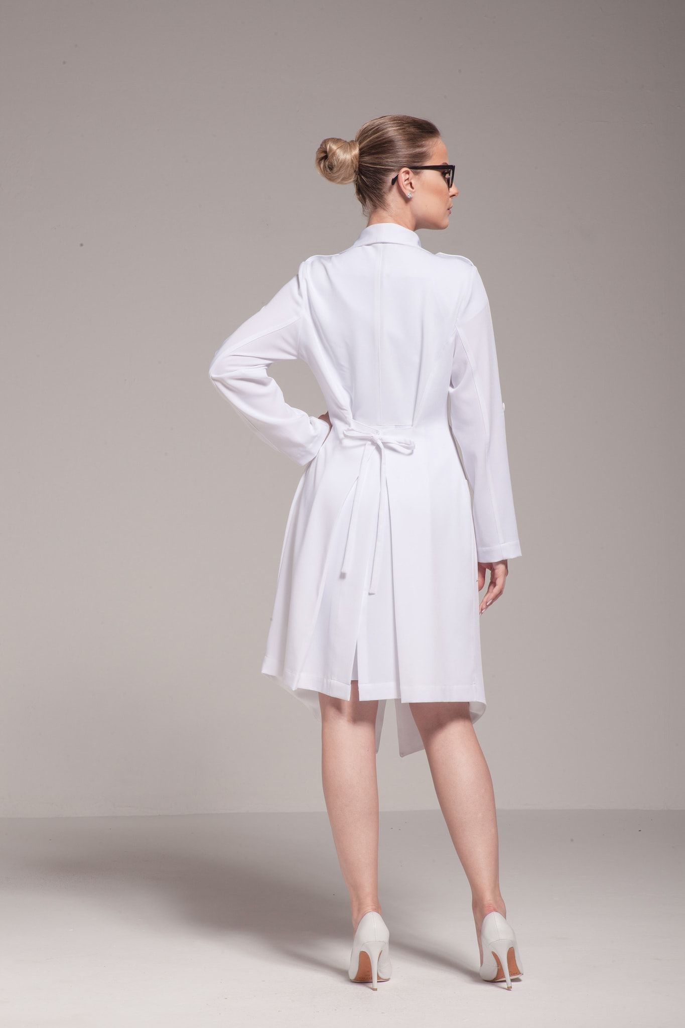 Jaleco Premium Amalia: Transpassado, elegante e com corte de alfaiataria. Amarração de corset, na parte de trás, afina a cintura e valoriza o corpo. Doctor White Coat, Doctor Coat, Moda Boho, Women's Lab Coats, Stylish Scrubs, Corporate Dress, Scrubs Outfit, Women Scientists, Womens Scrubs