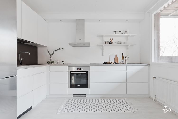 Muodonmuutoksia meren läheisyydessä Kitchen Marble, Ikea Kitchen, White Kitchen, Kitchen Cabinets, Kitchen Ideas, Voxtorp Ikea, River Cottage, French Country Kitchens, Kitchen Design