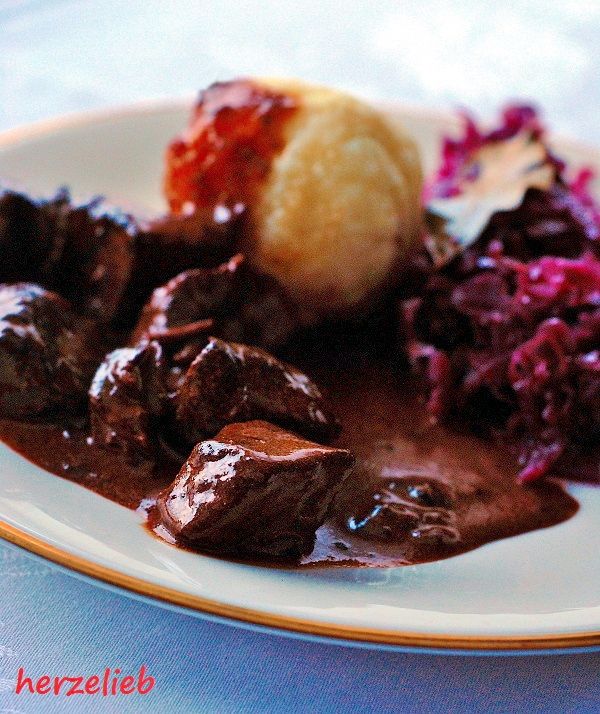 Klassisches Gulasch Rezept mit dunkler Soße – Hausmannskost ganz einfach!